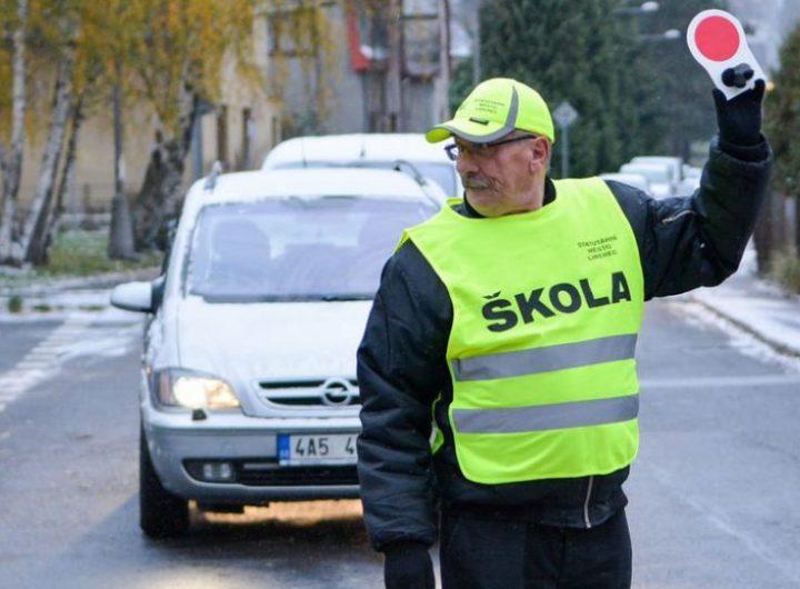 Ilustrační foto: Jan Král, Liberec. Senioři tam pomáhají bezpečně převádět děti do školy