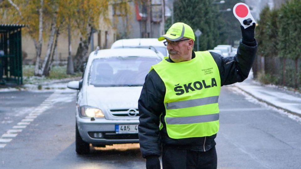 Ilustrační foto: Jan Král, Liberec. Senioři tam pomáhají bezpečně převádět děti do školy